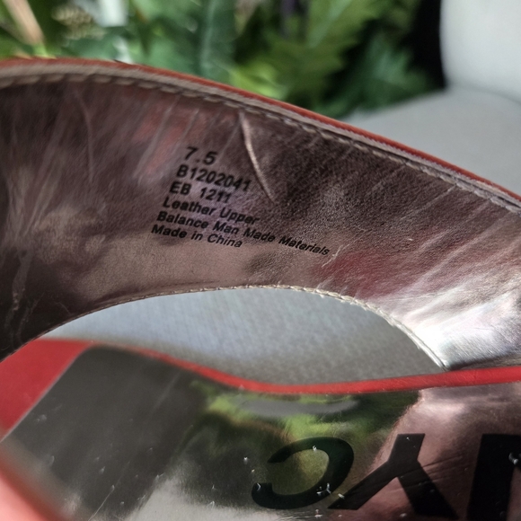 DKNYC Stylish Red Thong Wedge Embellished Sandals ~ Size 7½ - Picture 4 of 7